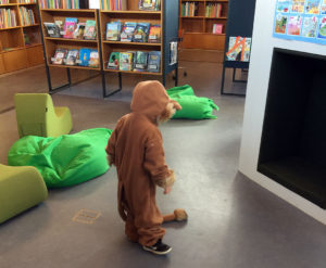 udklædningstøj på Åby bibliotek
