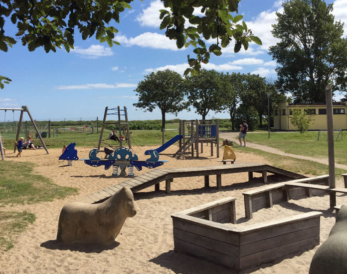 børnevenlig legeplads ved strand Risskov