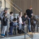 Børn og voksne med Lucy på Moesgaards evolutionstrappe pressefoto Moesgaard Museum