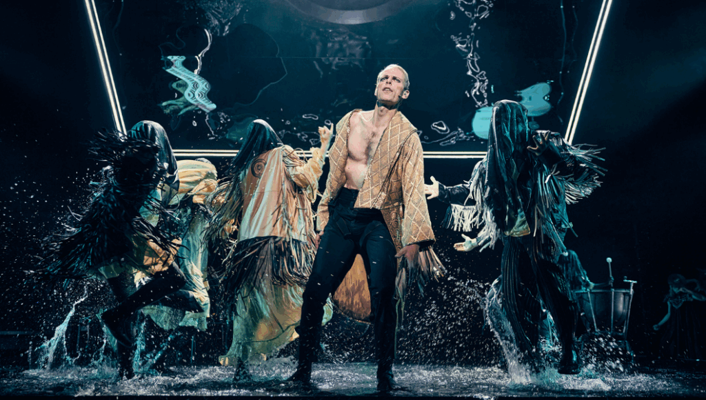 Vand på scenen på teater koncert helmig