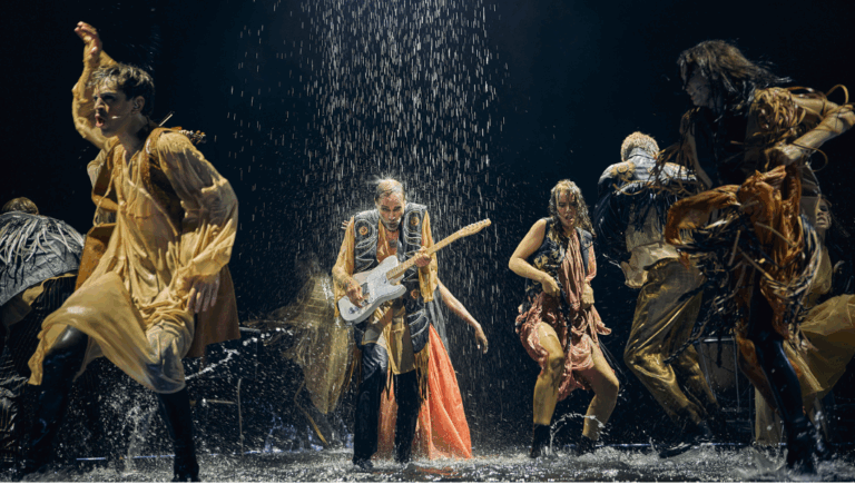 Fest og farver på senen - Teaterkoncerten Thomas Heldig