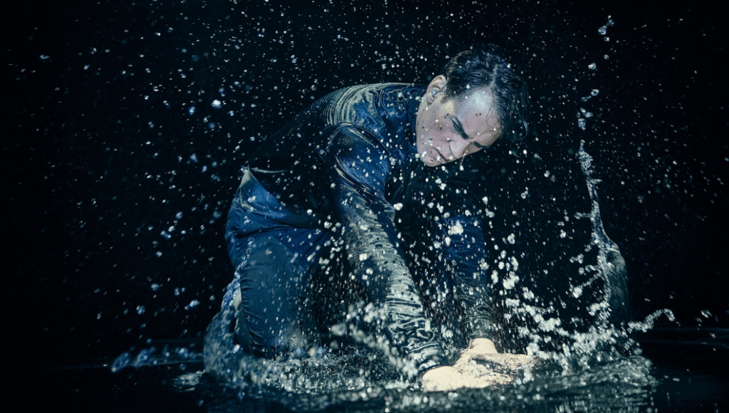 Vand og magisk på scenen til teaterkoncerten Thomas Helmig