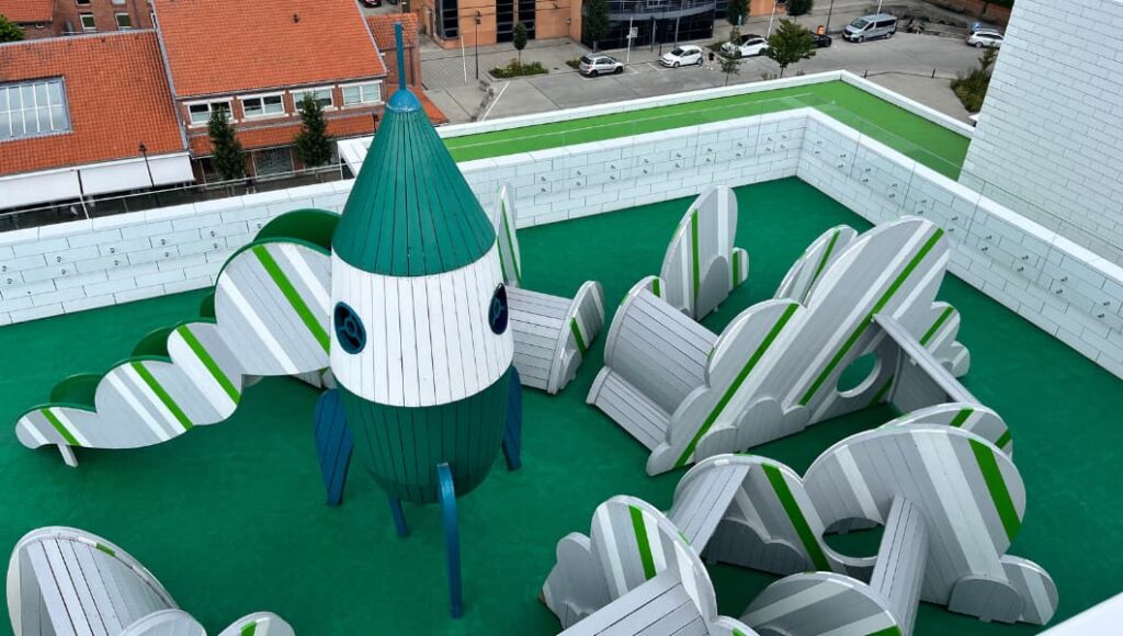 Stor taglegeplads på taget af LEGO House