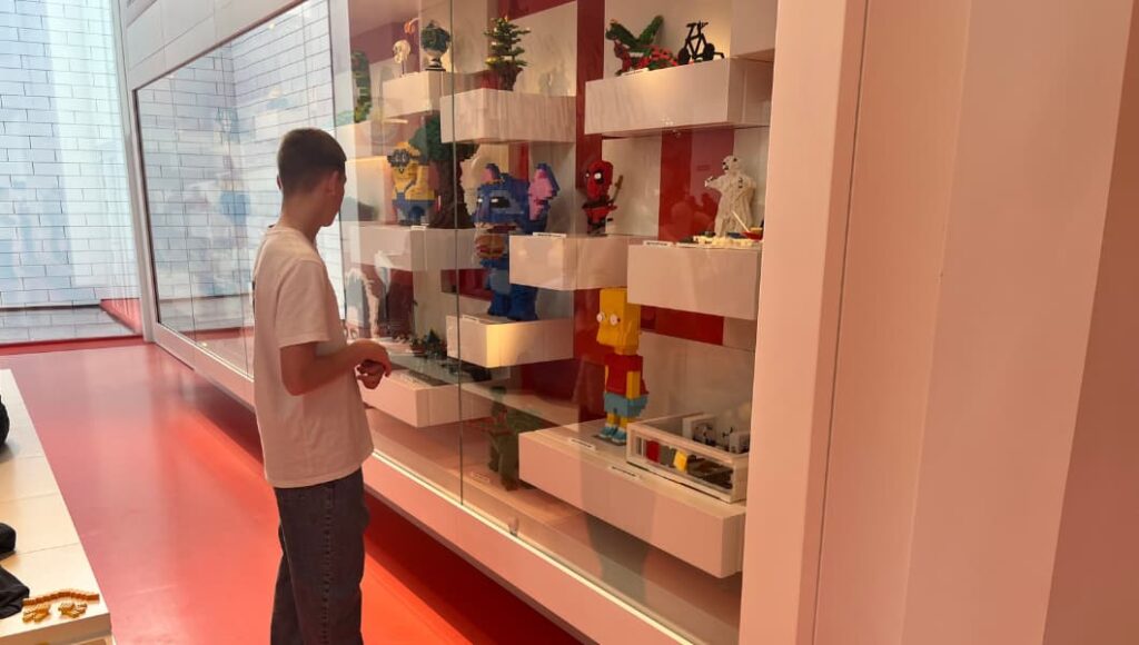 Udstilling i LEGO House af amatør bygger