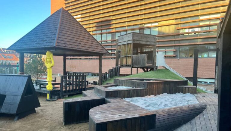 Legeplads ved ARoS med sandkasser, rutchebaner og klatrevægge