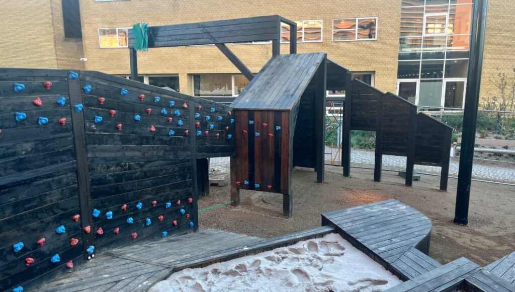 Musikhusets legeplads Paris med klatrevæg