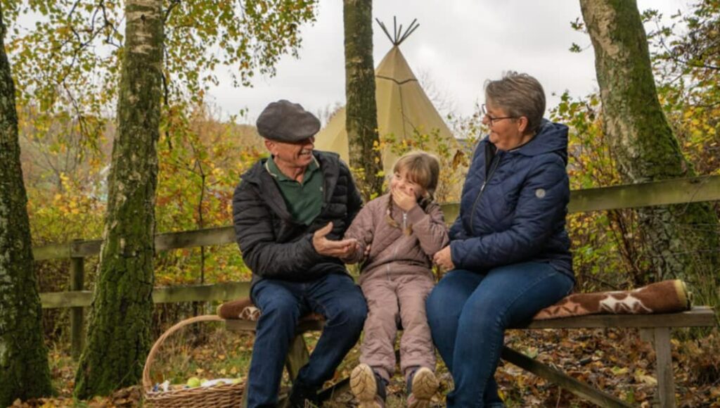 Bedsteforældre på tur med børn i Skandinavisk Dyrepark