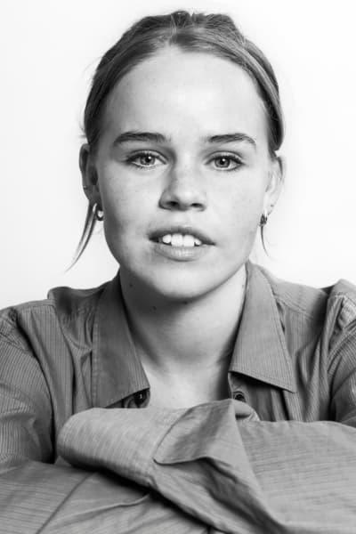 Clara Sophia Phillipson - skuespiller Aarhus Teater, medvirker i forestillingen "Julen findes ikke" Clara har også medvirket i filmen Druk