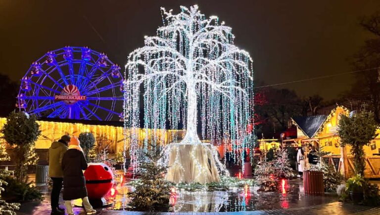 Tivoli Friheden jul - Pariserhjul og træ med lys