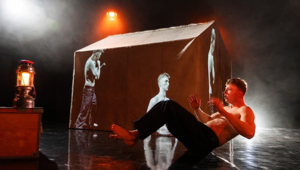 Teaterforestillingen "Ind i mørket" på Filuren og Teater Mærkværk