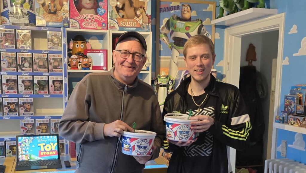 Lars Thiesgaard på besøg hos nok Danmarks største Toy Story-fan, Niklas Frandsen, i hans private Toy Story-hjem.